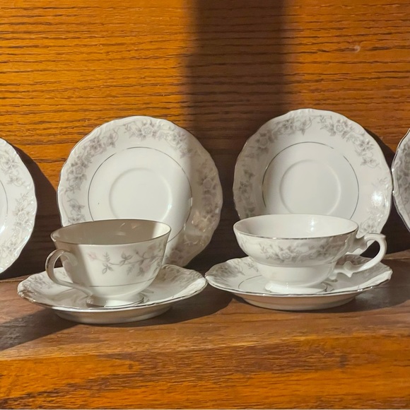 Set of beautiful Delicate tea cups and saucer - Picture 3 of 8